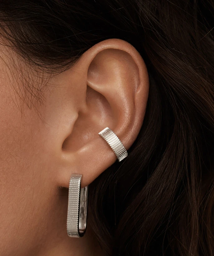 Серебряный кафф без вставок с фактурной поверхностью 