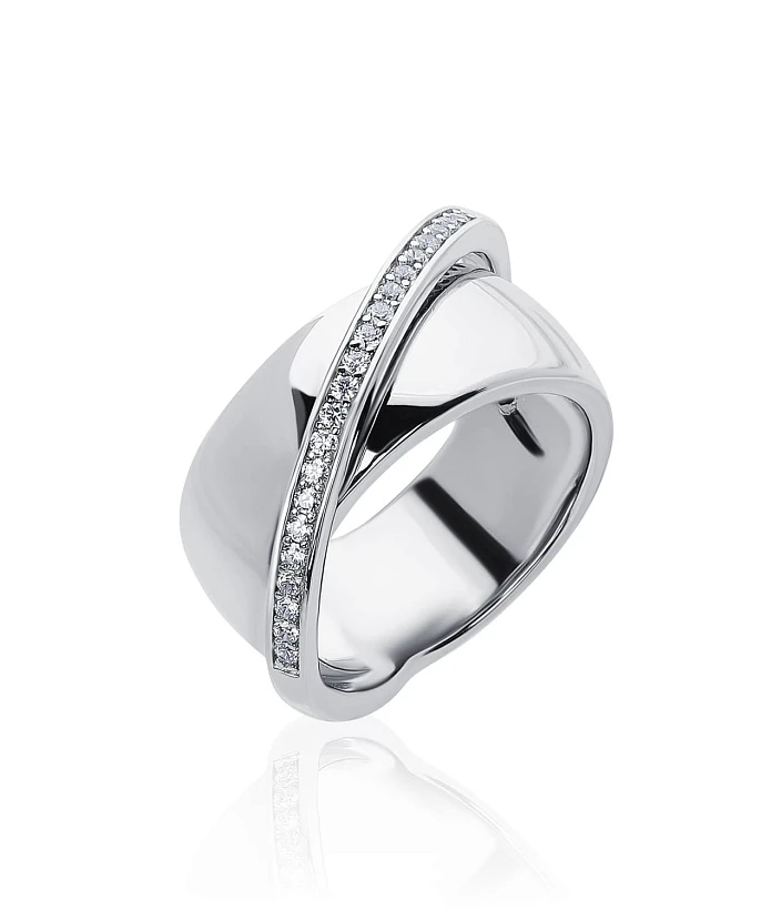 Серебряное широкое кольцо с дорожкой фианитов