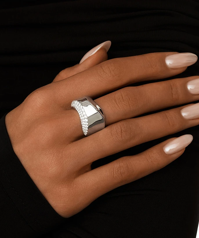 Серебряное широкое кольцо из мятого металла с фианитами 
