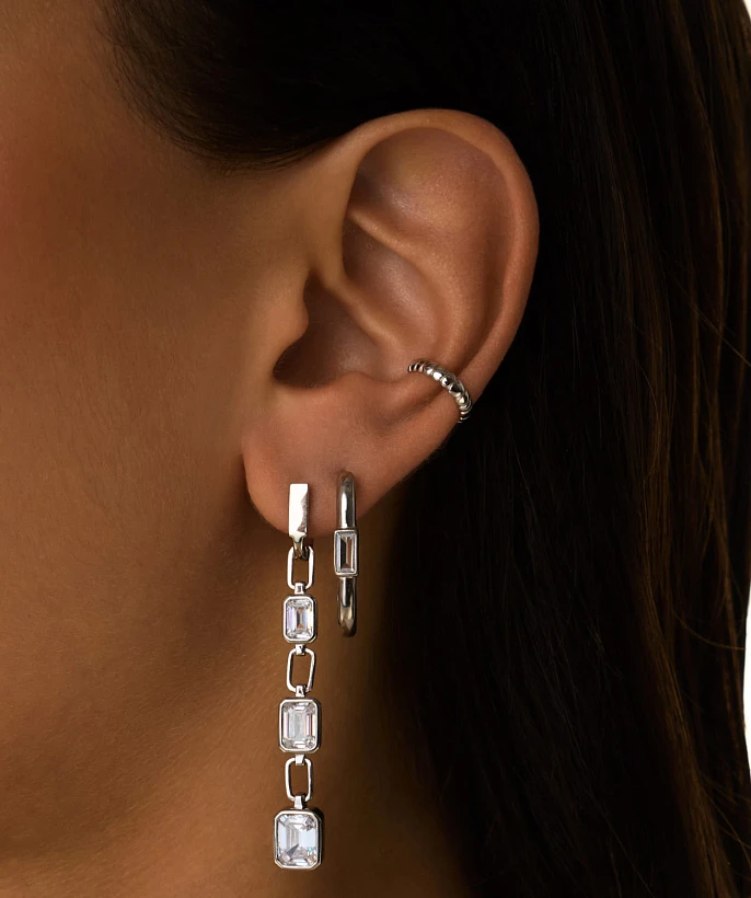 Серебряные серьги-кольца с белыми фианитами в огранке багет