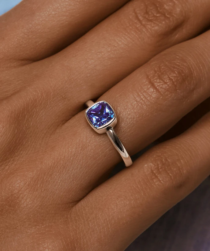Серебряное кольцо с фианитом в глухой закрепке MIESTILO