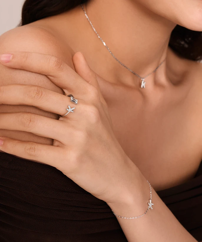 Серебряное кольцо с буквой K с фианитами MIESTILO
