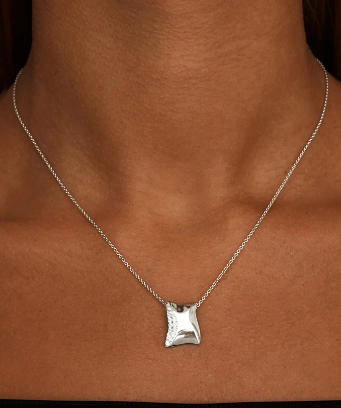 Серебряное колье с подвеской из мятого металла с фианитами