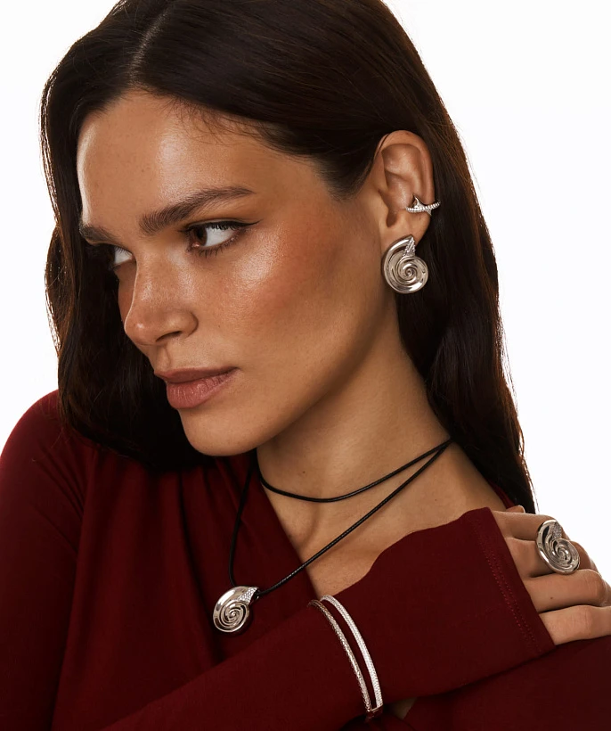 Серебряный кафф кросс из мятого металла с фианитами