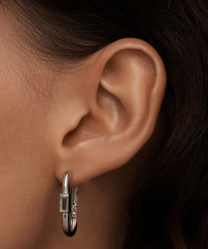 Серебряные серьги-кольца с белыми фианитами в огранке багет