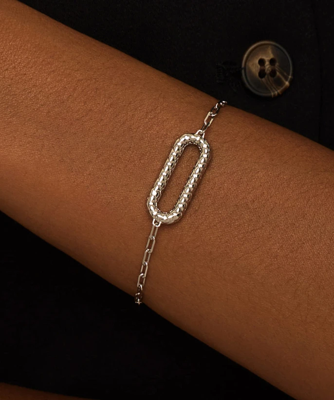 Двухсторонний браслет из серебра с фактурным овалом и фианитами