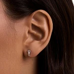 Серебряные серьги-пусеты с фианитами в огранке Грейс