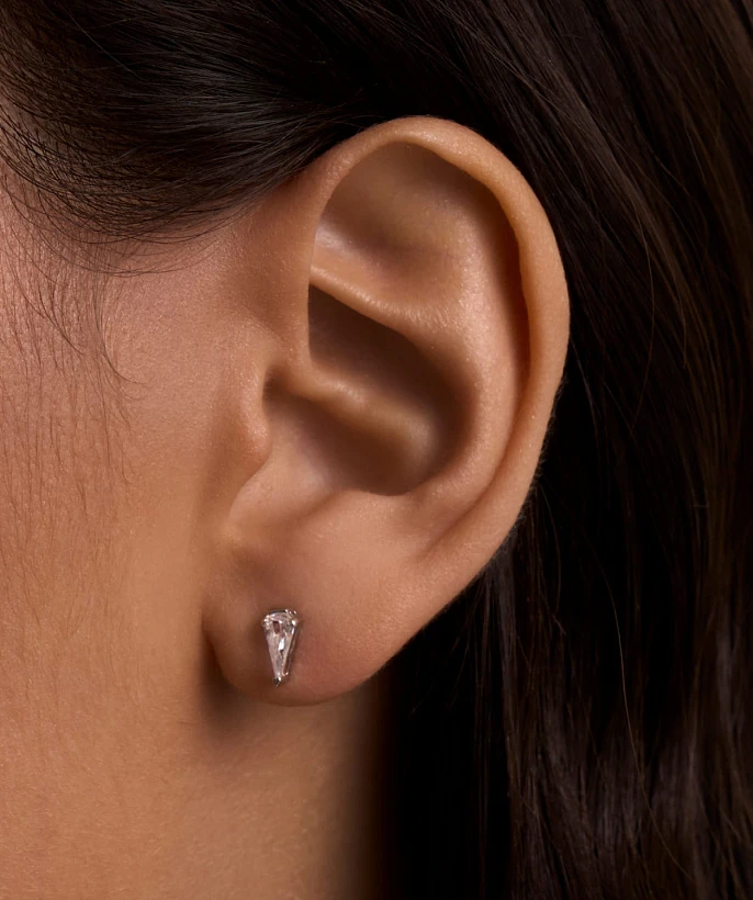 Серебряные серьги-пусеты с фианитами в огранке Грейс