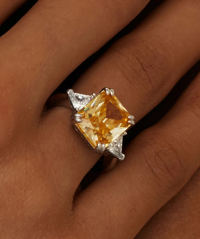 Серебряное крупное кольцо с желтым фианитом