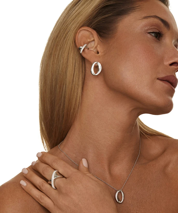 Серебряный кафф кросс из мятого металла с фианитами