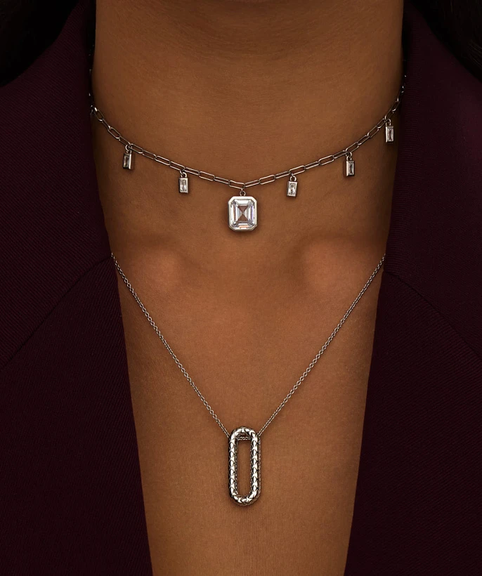 Колье из серебра с фактурным овалом и фианитами