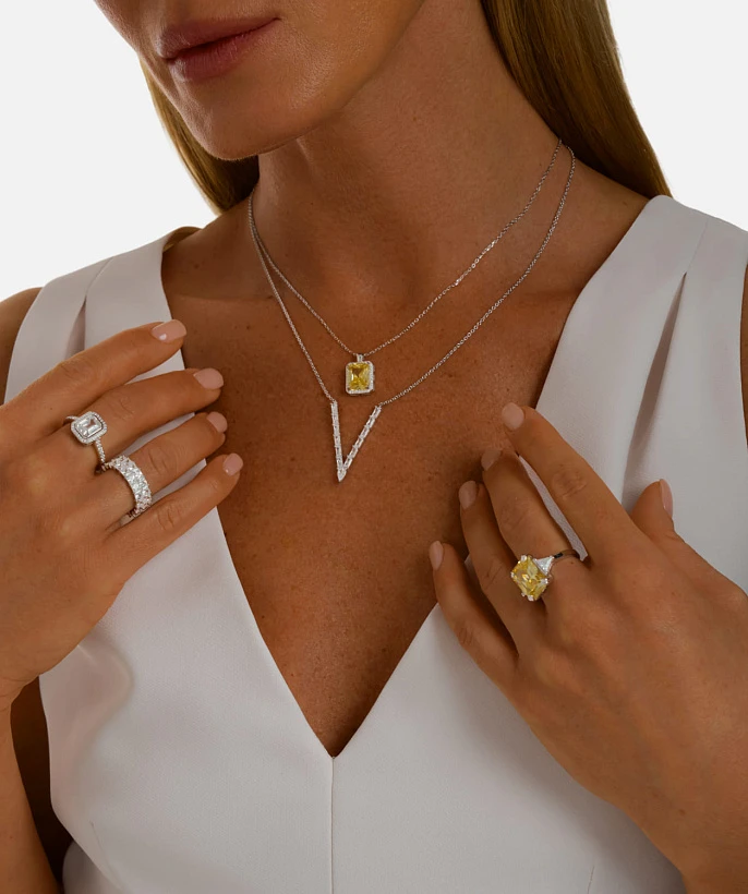 Серебряное крупное кольцо с желтым фианитом