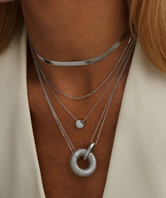 Серебряное колье с круглой подвеской