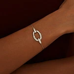 Серебряный браслет с крупным овалом и фианитами