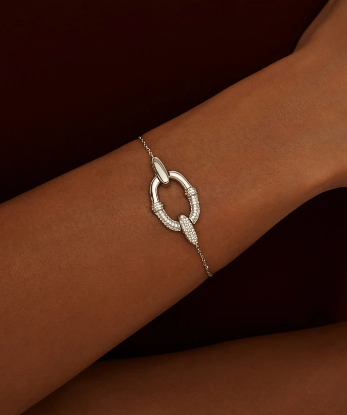 Серебряный браслет с крупным овалом и фианитами