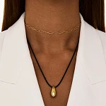 Колье на кожаном шнурке с серебряной подвеской в форме капли в покрытии желтое золото