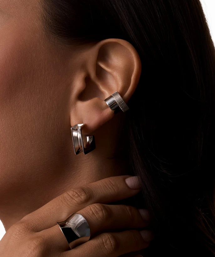 Широкое кольцо вогнутой формы из серебра