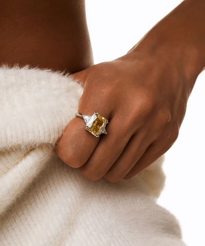 Серебряное крупное кольцо с желтым фианитом