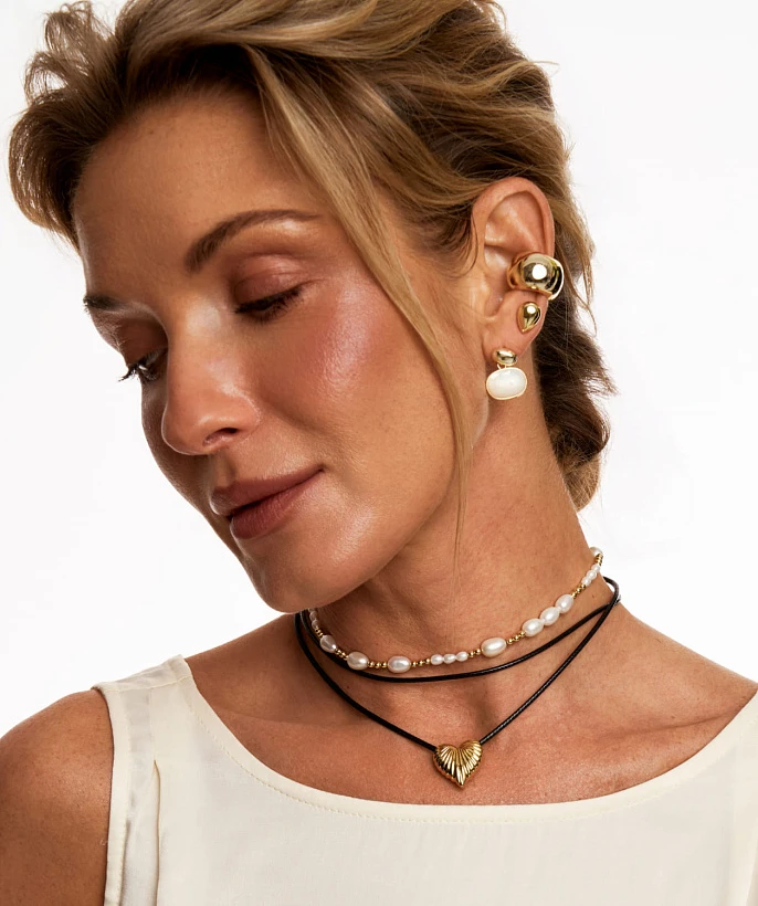 Колье на кожаном шнурке с серебряной подвеской в форме сердца в покрытии желтое золото