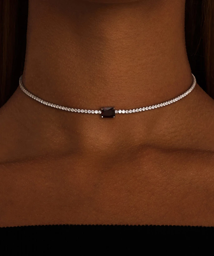 Теннисное серебряное колье-чокер с бордовым камнем