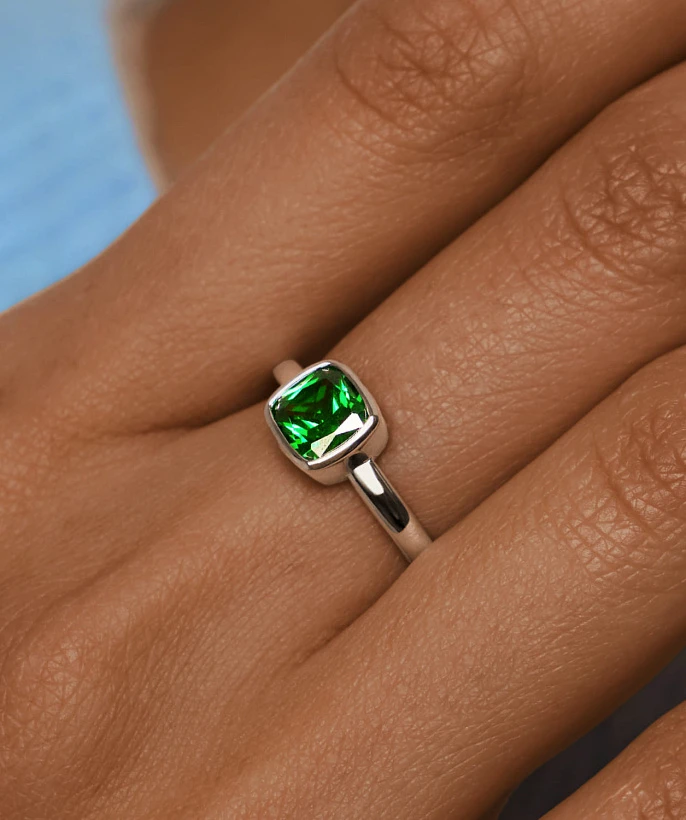 Серебряное кольцо с фианитом в глухой закрепке MIESTILO