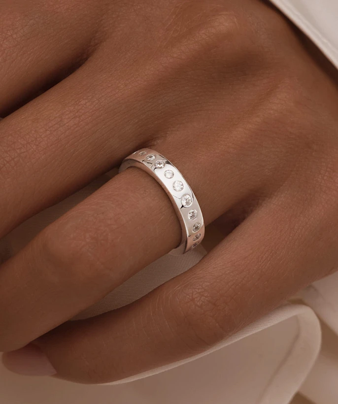 Серебряное кольцо с дорожкой фианитом MIESTILO