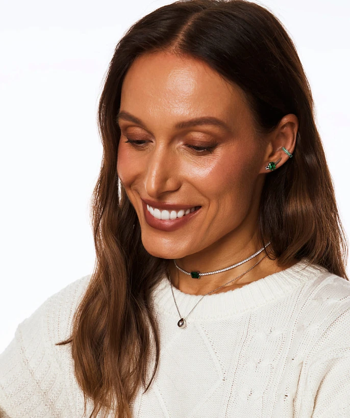 Серебряный кафф с зелеными фианитами