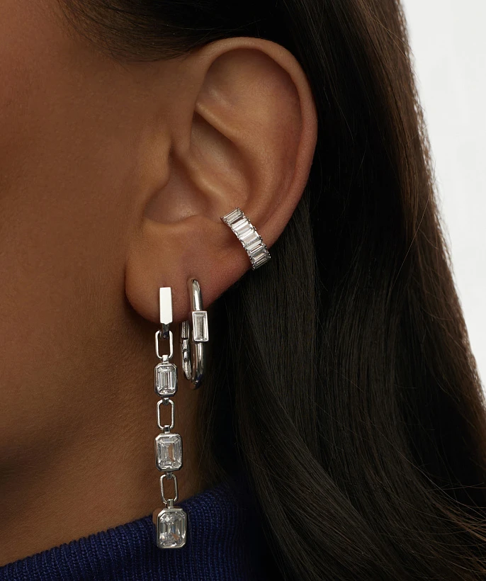 Серебряные серьги-кольца с белыми фианитами в огранке багет