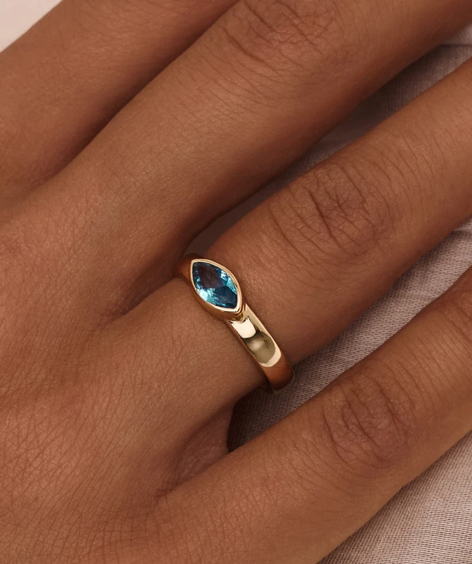 Серебряное кольцо в покрытии желтое золото с синтетической шпинелью MIESTILO