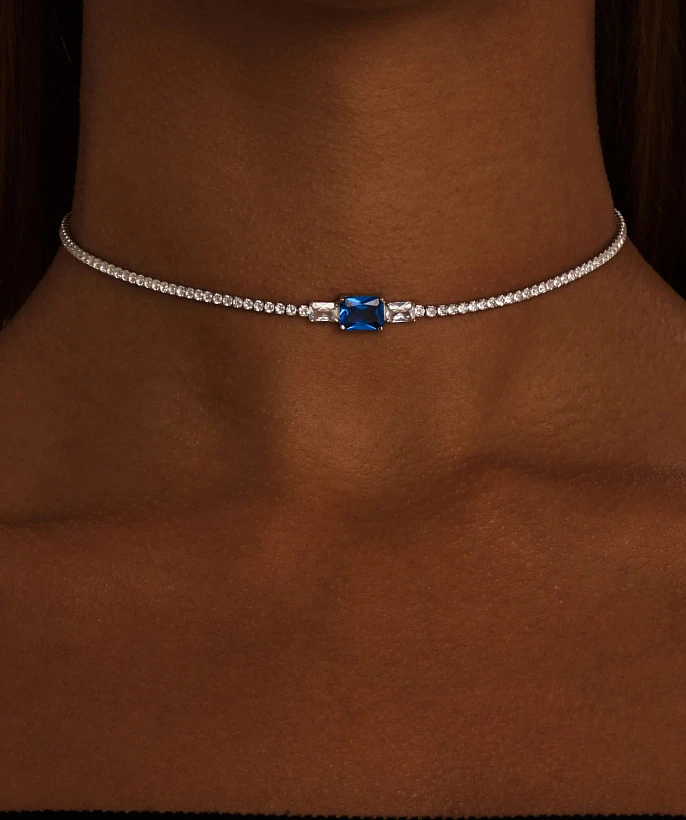 Теннисное серебряное колье-чокер с синим камнем