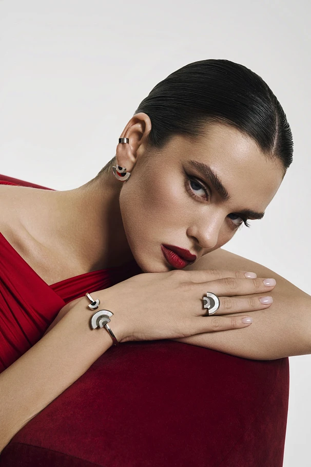 Как сочетать несколько украшений в одном образе, чтобы не перегрузить стиль