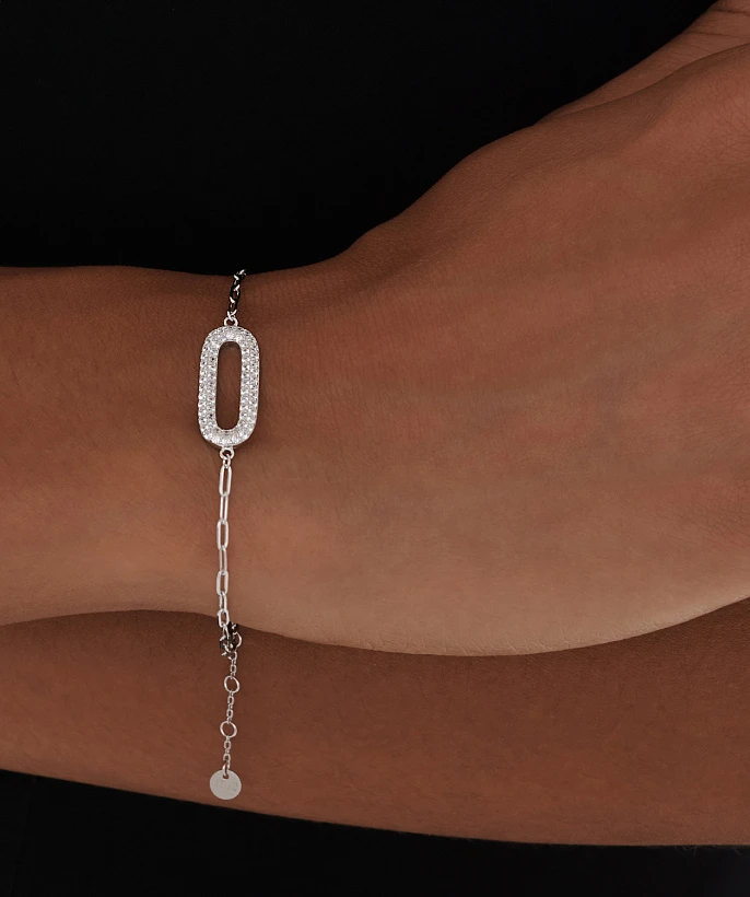 Серебряный браслет с крупными звеньями цепи и фианитами