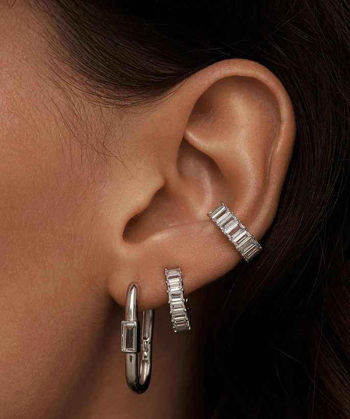 Серебряные серьги-кольца с белыми фианитами в огранке багет