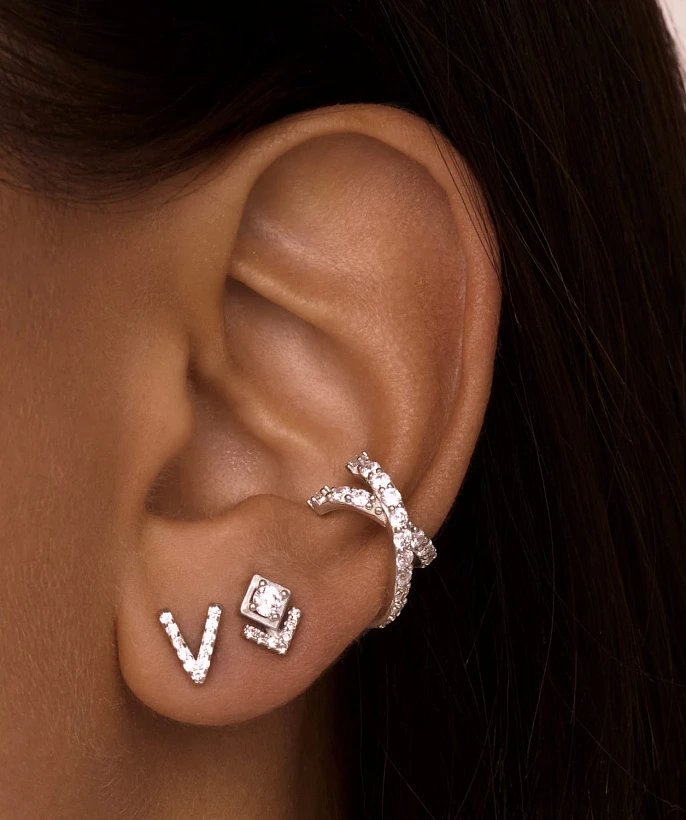 Геометричные серебряные пусеты с фианитами MIESTILO 