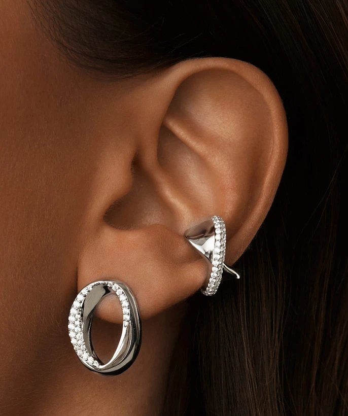 Серебряный кафф кросс из мятого металла с фианитами