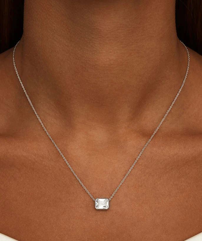 Серебряное колье на тонкой цепочке с фианитом