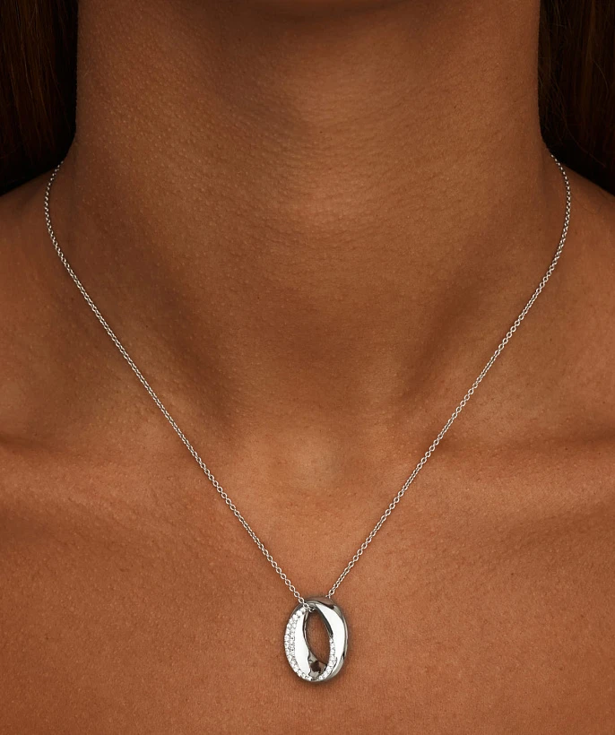 Серебряное колье на тонкой цепочке с овальной подвеской с фианитами