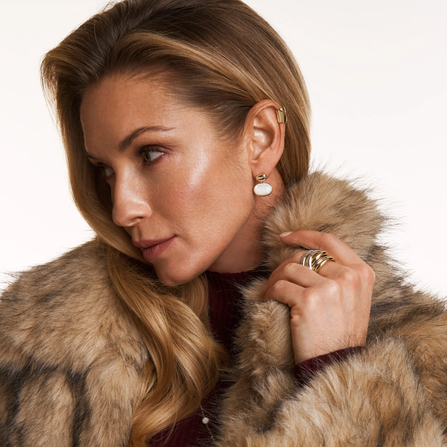 Вытянутый кафф с фианитом из серебра в покрытии желтое золото