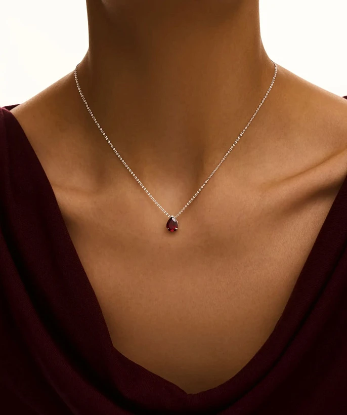 Серебряное колье ЭРОС на тонкой цепочке с натуральным гранатом