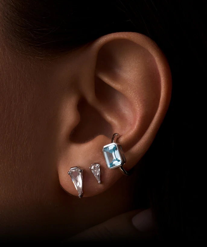 Серебряные серьги-пусеты с фианитами в огранке Грейс