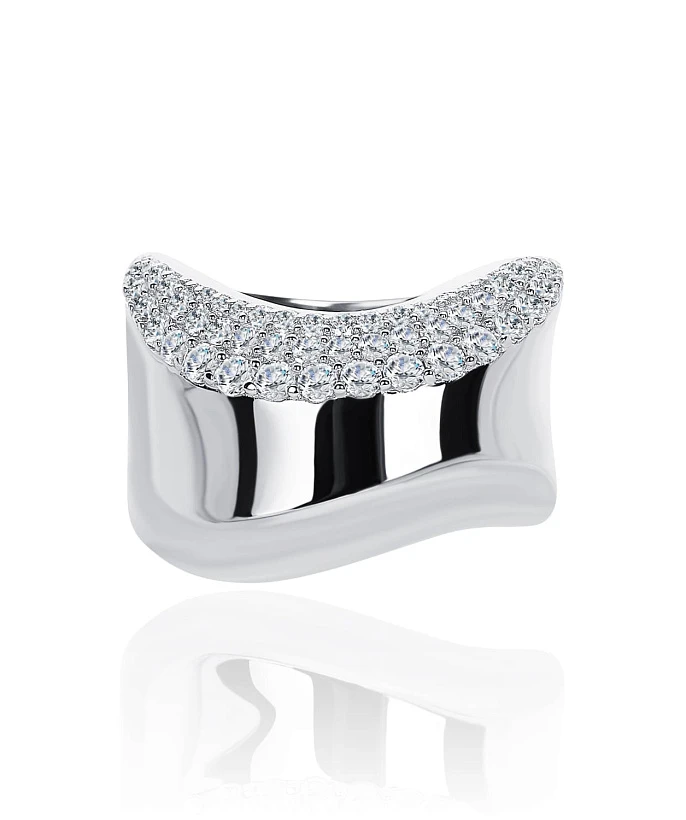 Серебряное широкое кольцо из мятого металла с фианитами 
