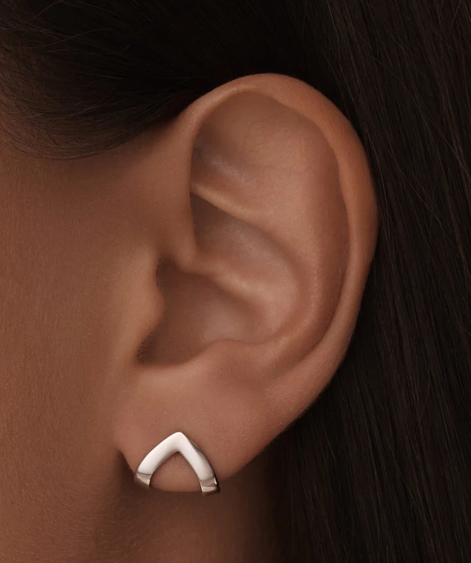 Минималистичные серьги в виде уголка MIESTILO