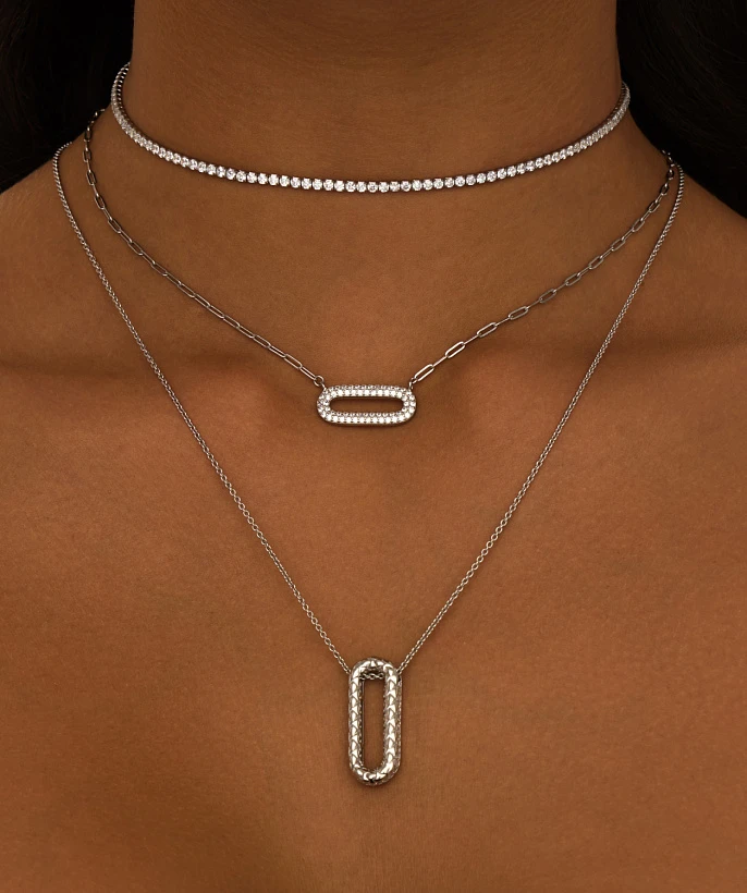 Колье из серебра с фактурным овалом и фианитами