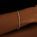 Серебряный жесткий браслет с дорожкой из фианитов