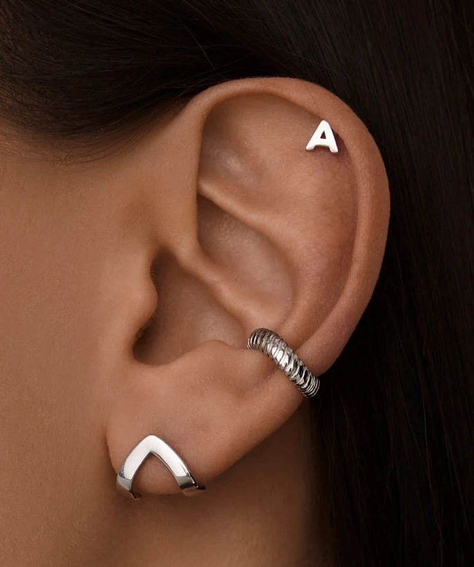 Минималистичные серьги в виде уголка MIESTILO