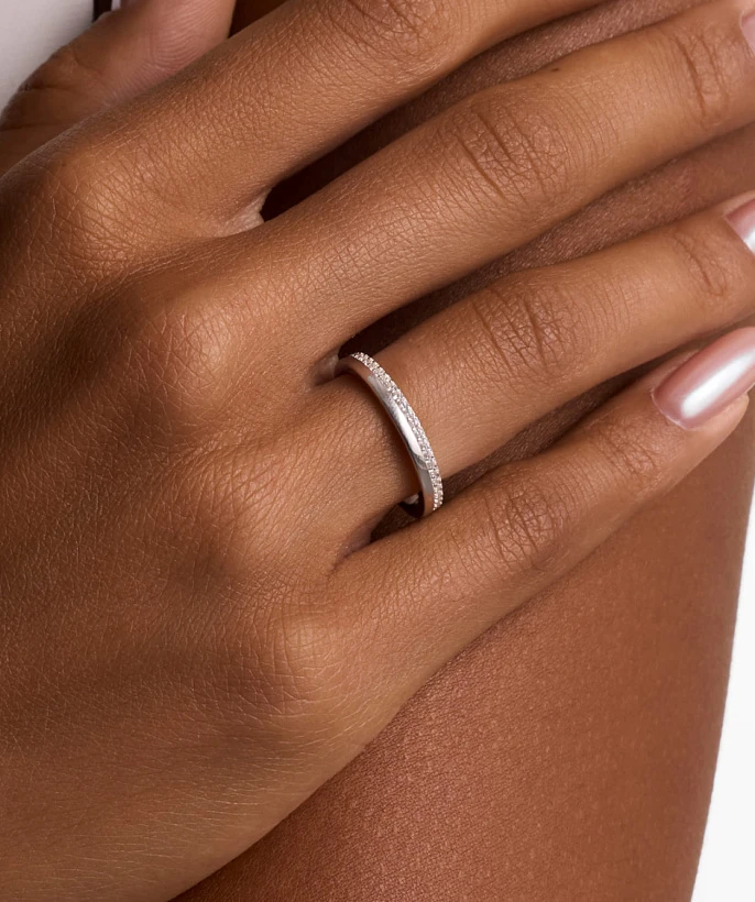 Серебряное кольцо с дорожкой фианитов