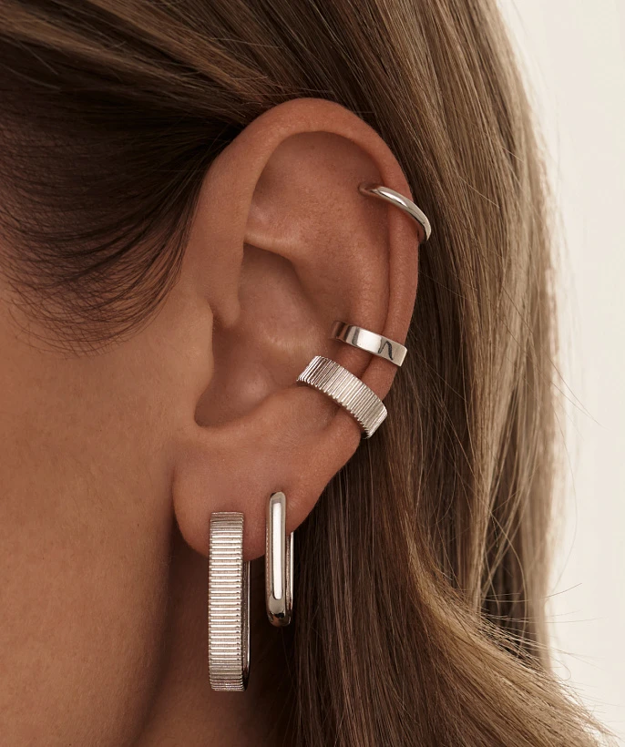 Серебряный кафф без вставок с фактурной поверхностью 