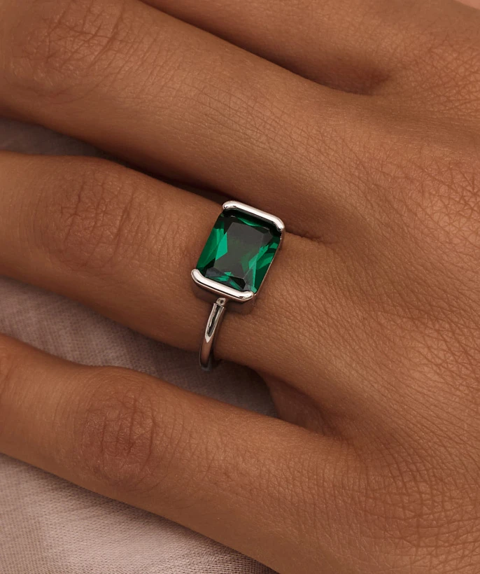 Серебряное кольцо-солитер с зеленым фианитом MIESTILO