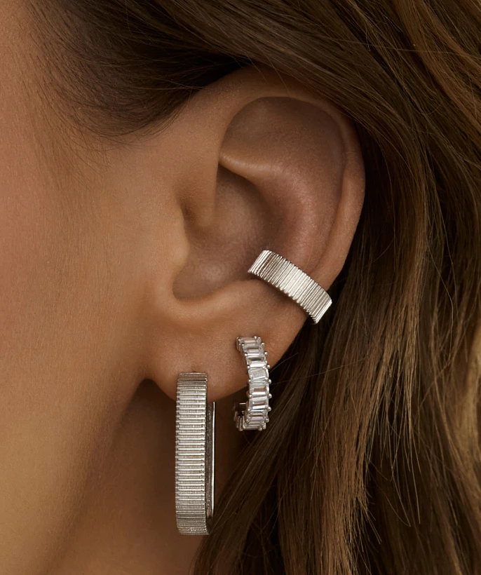 Серебряный кафф без вставок с фактурной поверхностью 