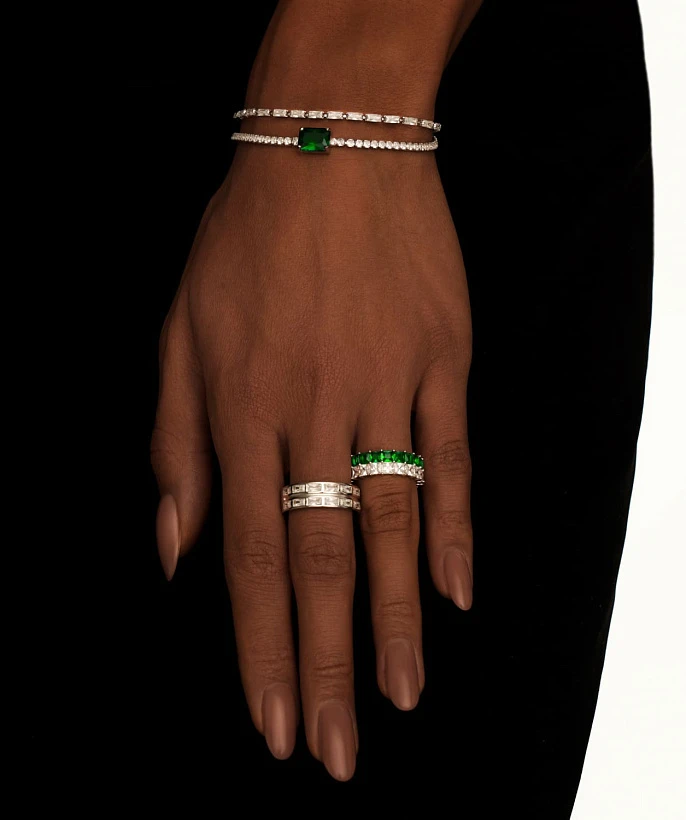 Серебряное двойное кольцо с зелеными и белыми камнями